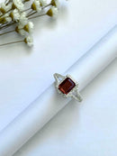 ANEL PEDRA QUADRADA ZIRCÔNIA VERMELHO-RUBI