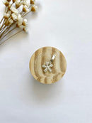 BERLOQUE FLOR CRAVEJADA EM ZIRCÔNIAS