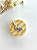 BERLOQUE ÚNICORNIO CRAVEJADO EM ZIRCÔNIAS LILÁS