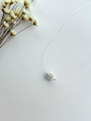 COLAR NYLON BOLA CRAVEJADO EM RESINA COM BOLINHAS LATERAIS