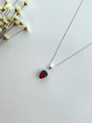 COLAR MORANGUINHO CRAVEJADO EM RESINA