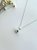 COLAR DADO CRAVEJADO EM RESINA