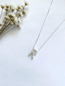 COLAR LETRA R CRAVEJADO EM ZIRCÔNIAS