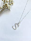 COLAR LETRA S CRAVEJADO EM ZIRCÔNIAS G